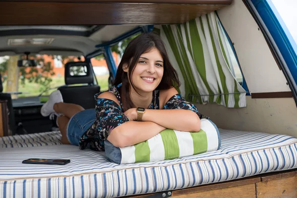 Jonge hippie vrouw reizen met de auto — Stockfoto