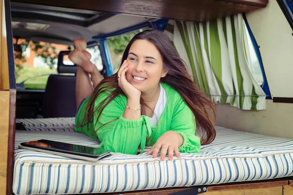 Araba ile seyahat genç kadın enjoing