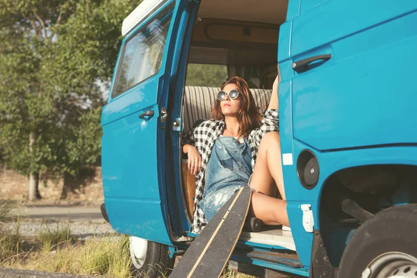 Jonge hippie vrouw reizen met de auto — Stockfoto
