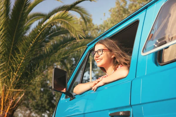 Jovem hippie mulher viajando de carro — Fotografia de Stock