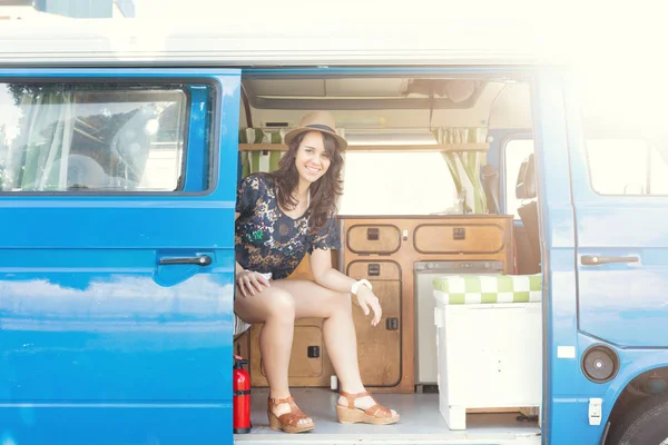 Mooie vrouw enjoing een reis per minibus auto — Stockfoto