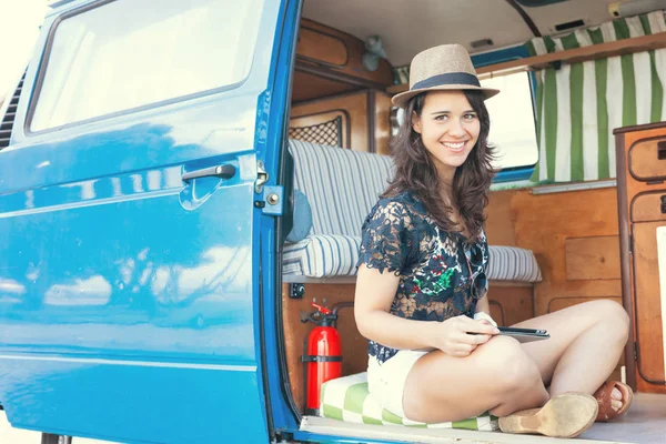 Güzel bir kadın enjoing bir gezi steyşın araba ile — Stok fotoğraf