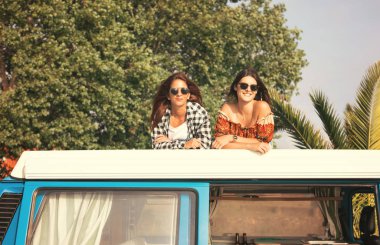 Genç kadınlar tarafından minivan seyahat