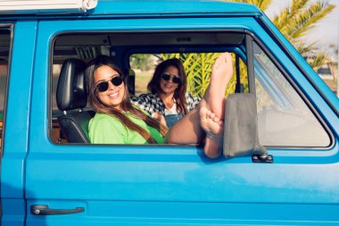 Genç kadınlar tarafından minivan seyahat