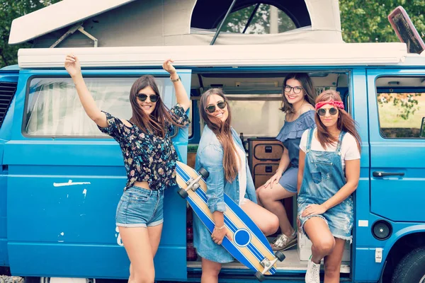 Unga hippie kvinnor reser med bil — Stockfoto