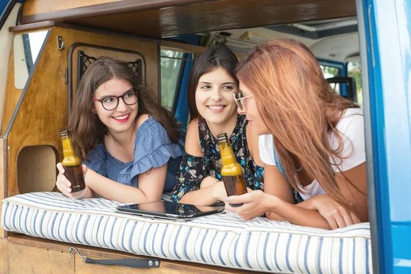 Jovens mulheres viajando de minivan — Fotografia de Stock