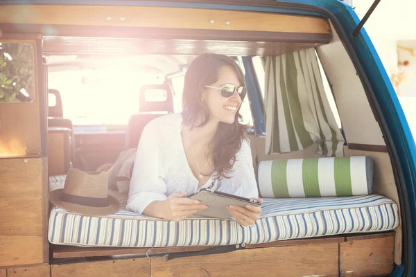 Mooie vrouw enjoing een reis per minibus auto — Stockfoto