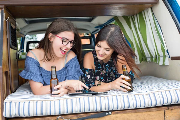 Mujeres jóvenes viajando en minivan —  Fotos de Stock