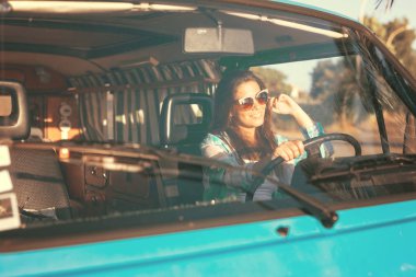 Genç kadın zevk araba ile seyahat