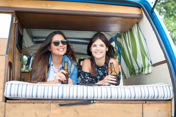 Genç kadınlar tarafından minivan seyahat