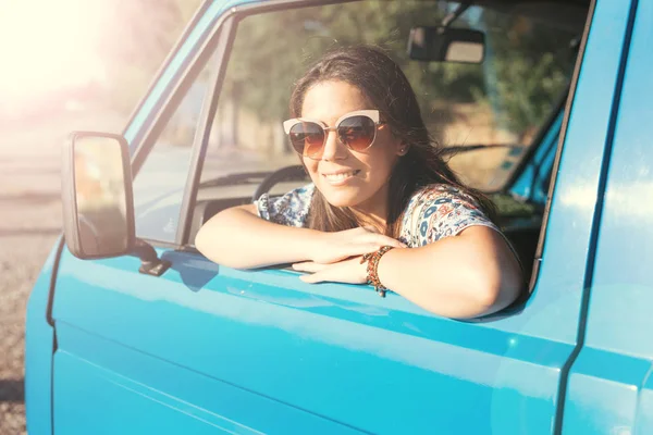 Glückliche Frau im Urlaub — Stockfoto