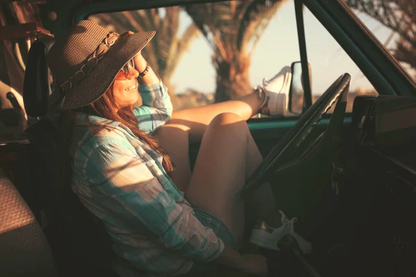 Genç kadın zevk araba ile seyahat — Stok fotoğraf