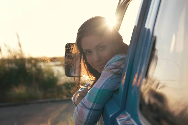 Jonge vrouw geniet van reizen met de auto — Stockfoto