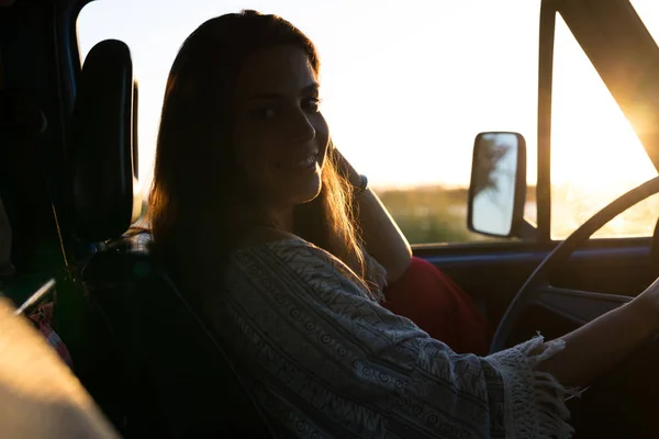 Jonge vrouw geniet van reizen met de auto — Stockfoto