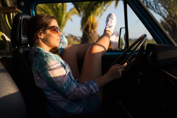 Jonge vrouw geniet van reizen met de auto — Stockfoto