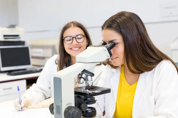 Mujeres científicas trabajando en el laboratorio — Foto de Stock