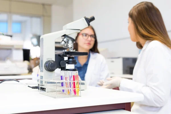 실험실에서 일 하는 여성 과학자 — 스톡 사진
