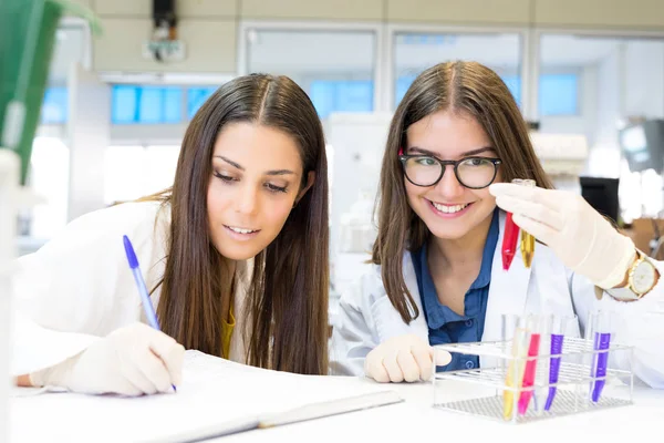 Mujeres científicas trabajando en el laboratorio — Foto de Stock