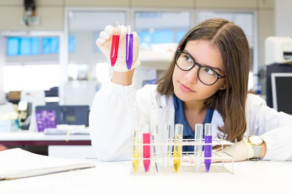 Jovem cientista enquanto trabalhava — Fotografia de Stock