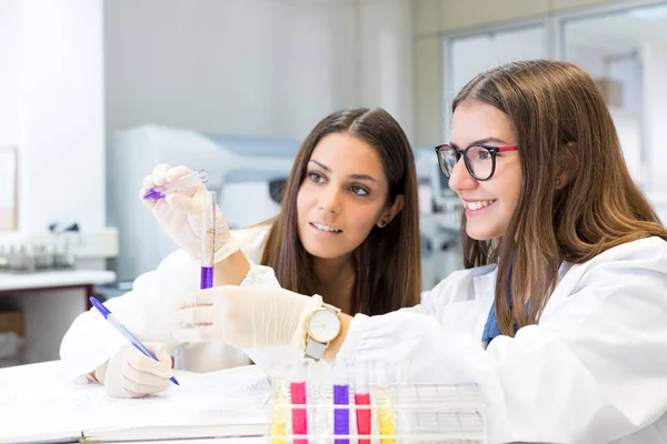 प्रयोगशाला में काम करने वाली महिला वैज्ञानिकों — स्टॉक फ़ोटो, इमेज