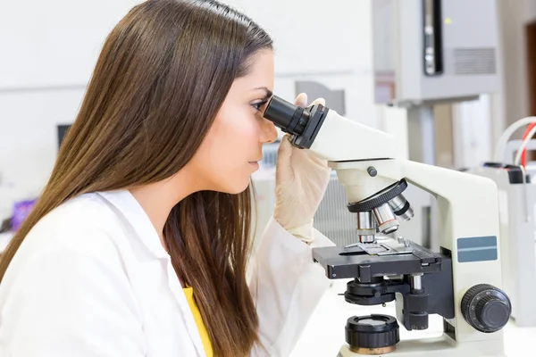 Mujer científica en el laboratorio — Foto de Stock