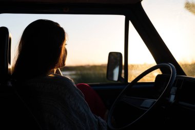 Genç kadın zevk araba ile seyahat