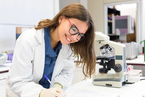 Jovem cientista enquanto trabalhava — Fotografia de Stock