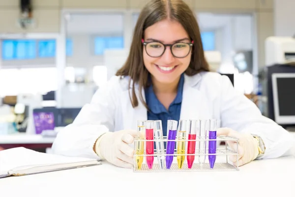 Jovem cientista enquanto trabalhava — Fotografia de Stock