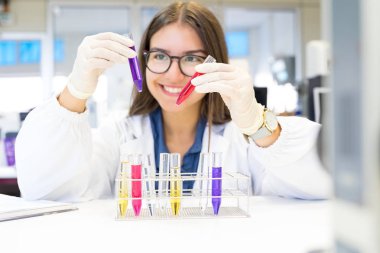 Çalışırken genç bilim adamı