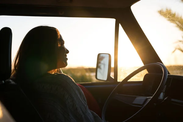 Jonge vrouw geniet van reizen met de auto — Stockfoto