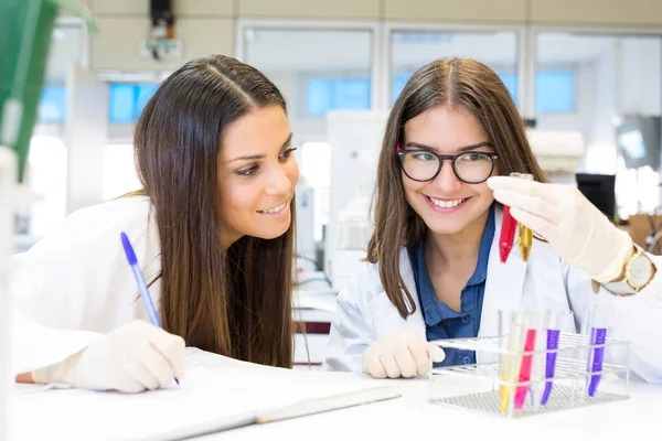 Mujeres científicas trabajando en el laboratorio — Foto de Stock