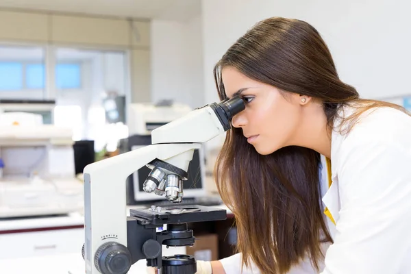 Mujer científica en el laboratorio — Foto de Stock