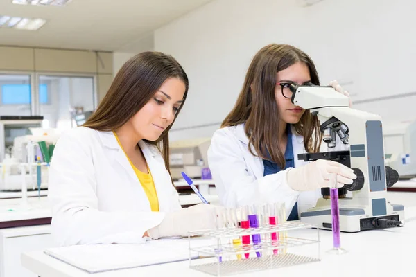 Kvinnliga forskare arbetar på laboratoriet — Stockfoto