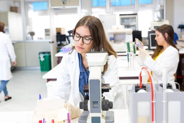 Mujeres científicas trabajando en el laboratorio — Foto de Stock