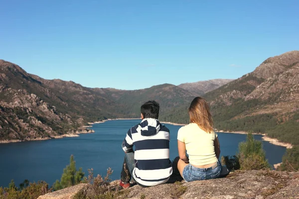 Couple on vacations in the mountains — Stock Photo, Image