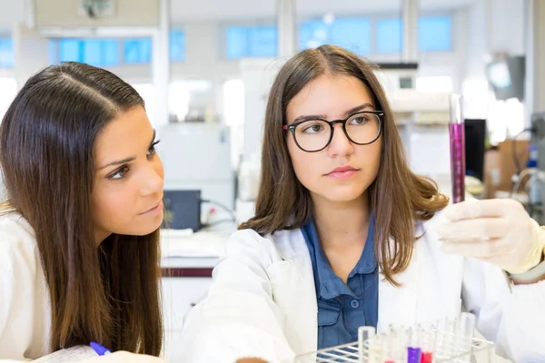 Mujeres científicas trabajando en el laboratorio — Foto de Stock