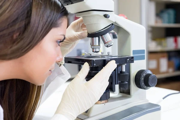 Vrouw wetenschapper bij laboratorium — Stockfoto