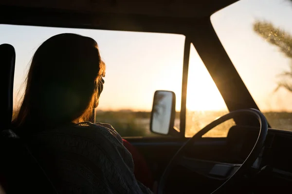Jonge vrouw geniet van reizen met de auto — Stockfoto