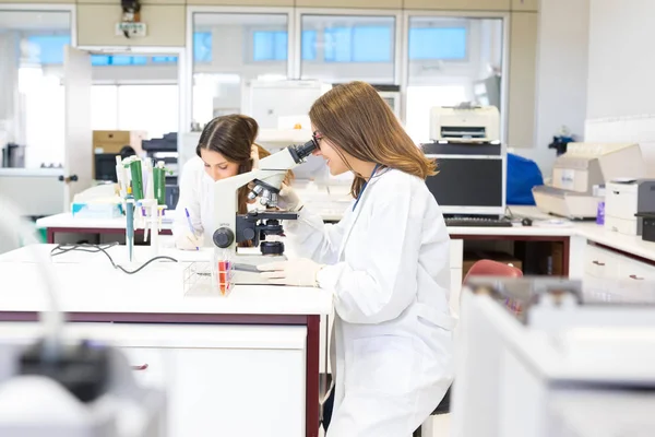 Mujeres científicas trabajando en el laboratorio — Foto de Stock