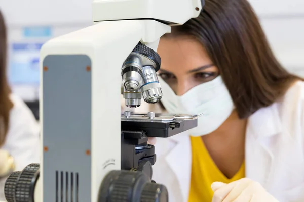 Mulher cientista em laboratório — Fotografia de Stock