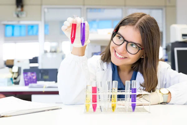 Junge Wissenschaftlerin bei der Arbeit — Stockfoto