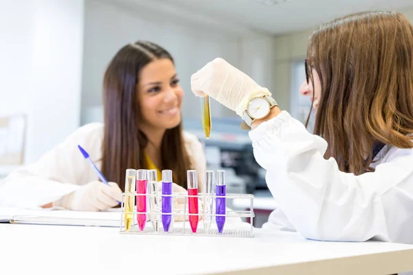Mujeres científicas trabajando en el laboratorio — Foto de Stock