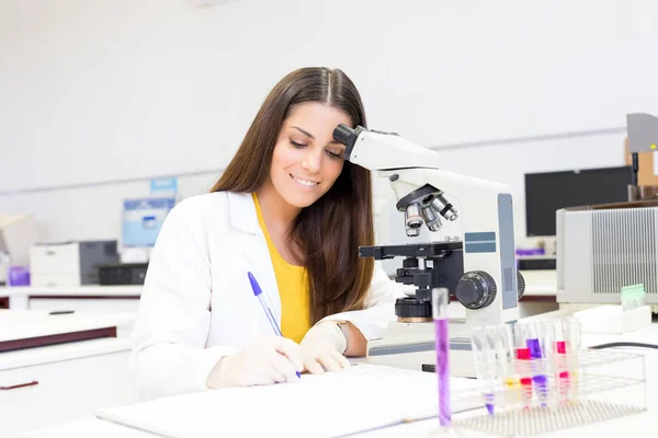 Žena vědec v laboratoři — Stock fotografie