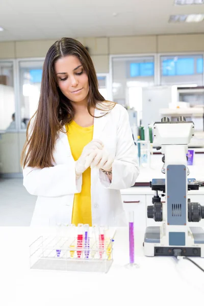 Vrouw wetenschapper bij laboratorium — Stockfoto