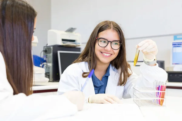 Hermosos jóvenes científicos trabajando — Foto de Stock