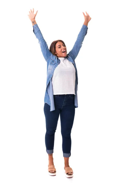 Mutlu bir kadın kaldırdı kollarını — Stok fotoğraf