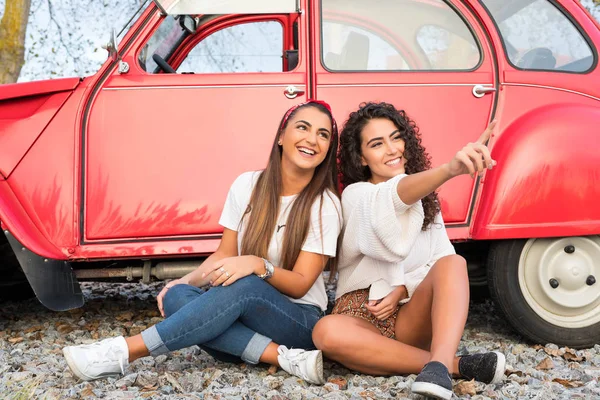 Two friends going on a roadtrip — Stock Photo, Image