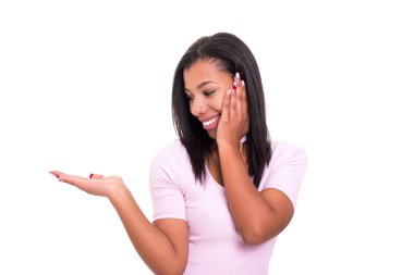 Genç güzel Afrikalı kadın beyaz arka plan üzerinde izole ürününüzü sunulması