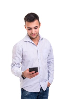 Beyaz arka plan üzerinde izole telefon, genç adam