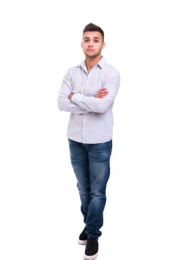  genç ve yakışıklı bir adam poz 